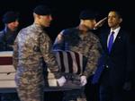 Krigsoffer. Præsident Barack Obama gør honør for en de mange faldne amerikanske soldater i Afghanistan.  Soldaten blev dræbt i oktober, der blev den måned, hvor USA har lidt de største tab i Afghanistan. 