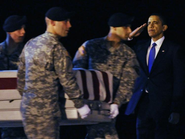 Krigsoffer. Præsident Barack Obama gør honør for en de mange faldne amerikanske soldater i Afghanistan.  Soldaten blev dræbt i oktober, der blev den måned, hvor USA har lidt de største tab i Afghanistan. 