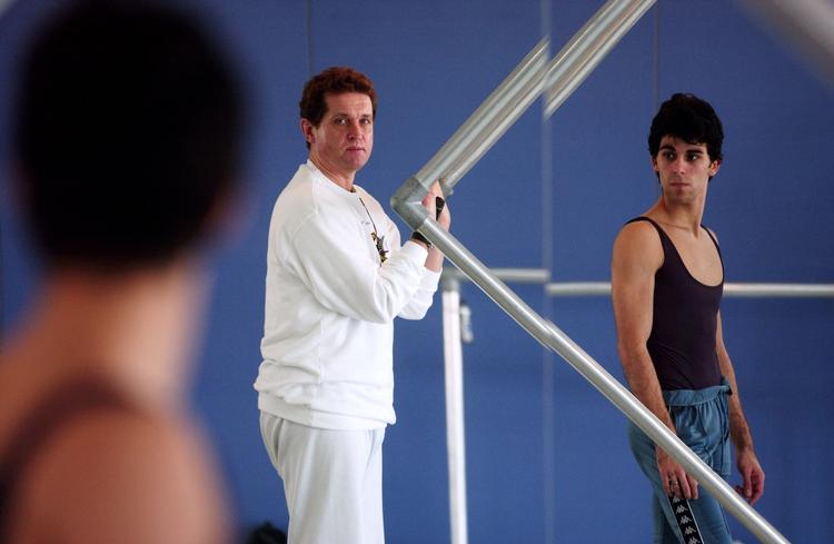 hjælp. Peter Schaufuss (tv) og Vejle Kommune beder Hans Gammeltoft-Hansen om at vurdere fjernelsen af statstilskud til balletkompagni. (arkivfoto) 