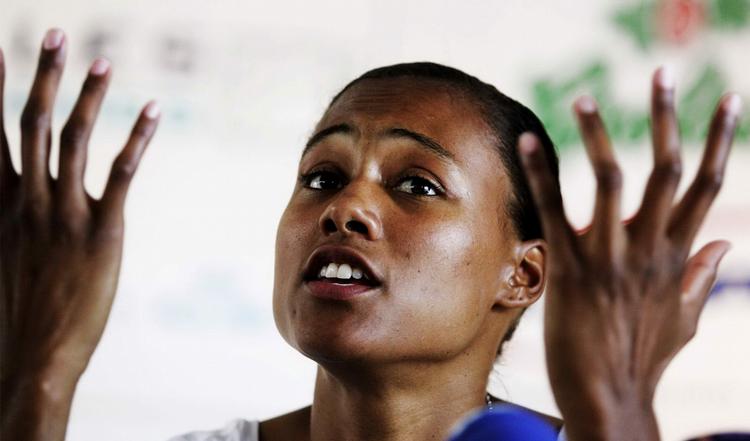 KARRIERESKIFT. Den tidligere topsprinter Marion Jones er færdig med at løbe hurtigt. Nu vil hun hellere spille basketball. 