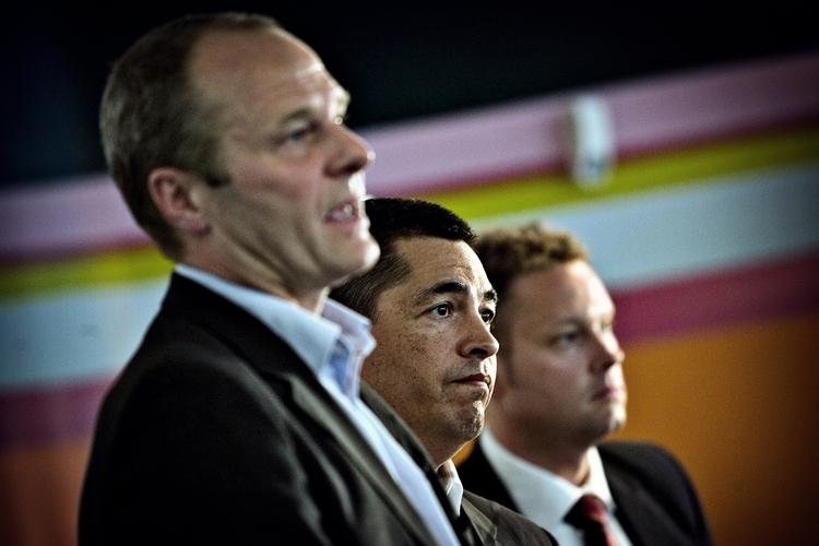 Tidligere mediedirektør Lars Grarup, generaldirektør Kenneth Plummer og økonomidirektør David Hellemann fotograferet til pressemøde i 2007. 