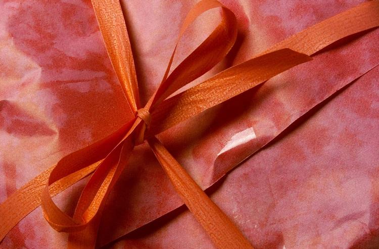 Familiefreden kan let spoleres, hvis vi kun giver gaver til dem, vi reelt har lyst til, mener forskere. 