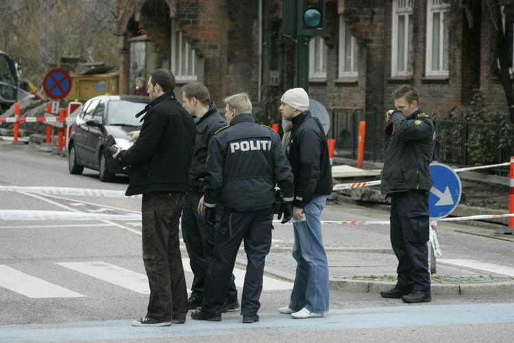 Skud. Politiet har afspærret flere gader på Frederiksberg efter skyderiet, hvor en person blev ramt. 