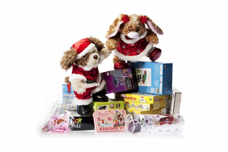 Med tungen lige i munden. Her er bud på legetøj til de kreative børn - og deres bamser. Modellerne på billederne er bamser fra Build-A-Bear til 199 kroner stykket. Tøj og tilbehør sælges separat. 