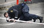 En betjent undersøger tekniske spor efter skyderiet på Frederiksberg. 