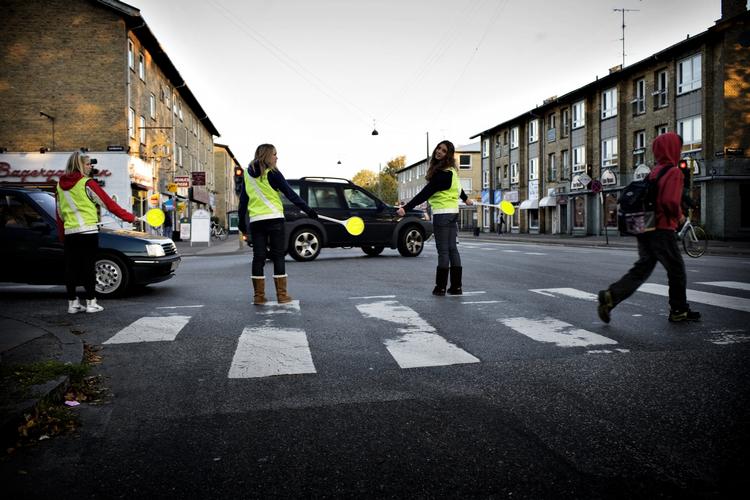 Mange forældre bryder sig ikke om at sende deres børn alene ud i trafikken. Men så lærer de aldrig at færdes der, påpeger politi samt Rådet for Sikker Trafik. 
