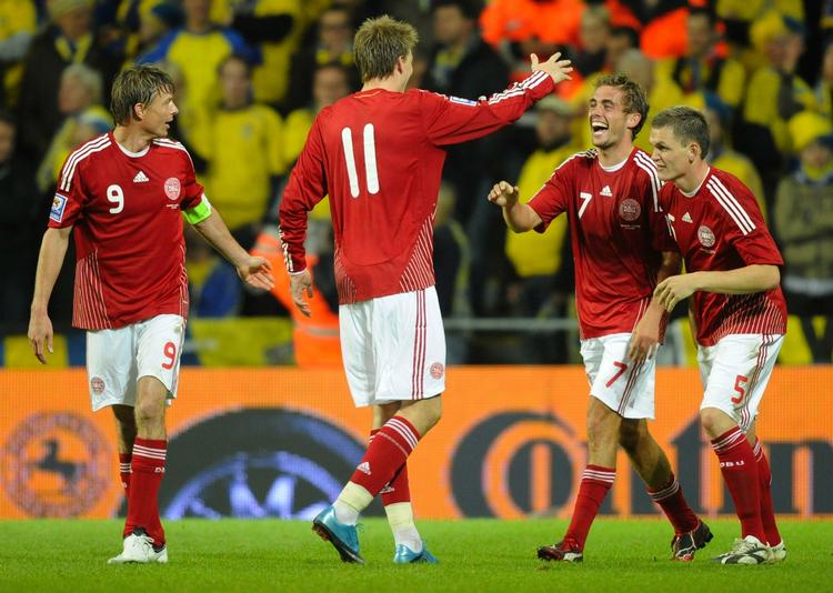 Vm-klar. Tomasson, Bendtner, Poulsen og Jakobsen jubler efter det vigtige 1-0-mål mod Sverige i Parken 10. oktober, hvor Danmark sikrede sig VM-deltagelse. 