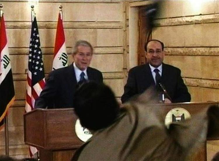 Angreb. Sådan så det ud, da Muntazer al-Zaidi kastede to sko efter George W. Bush. 