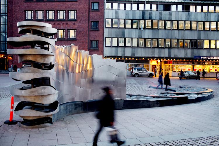 Træfpunkt. 'Torvenes brøndsløjfe', i folkemunde Vanddragen, på Store Torv i Århus er et eksempel på kunst i det offentlige rum, som har vakt masser af debat. Den slags vil kulturministeren have mere af. 