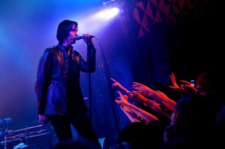Julian Casablancas spiller  garagerock med elektroniske undertoner, men han opfører sig som en god  gammeldags crooner og lader publikum kæle for hans ben og hænder.  Foto: Jacob Ehrbahn 