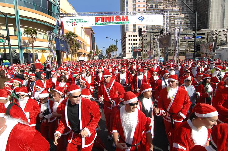 Rødt løb. På lørdag okser julemænd for femte gang gennem Las Vegas. Men man behøver ikke at tage helt til Nevada for at se julemandsløb. Man kan nøjes med en tur til Middelfart 13. december. 