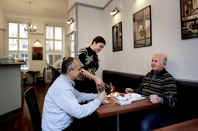 Indretningen af Café Shirak er for anonym, hvorimod maden er anderledes autentisk. Foto: Finn Frandsen 