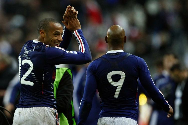 håndbold. Thierry Henry og Nicolas Anelka jubler over Frankrigs sejr mod Irland, som blev sikret på et meget kontroversielt mål via Thierry Henrys hånd. Arkivfoto. 