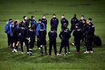 Ståle Solbakken er stadig bossen i FC København og fortæller her spillerne, hvordan de skal agere i torsdagens Europa League kamp i Parken mod PSV Eindhoven. 