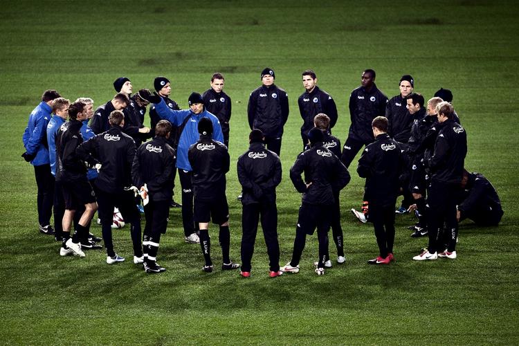 Ståle Solbakken er stadig bossen i FC København og fortæller her spillerne, hvordan de skal agere i torsdagens Europa League kamp i Parken mod PSV Eindhoven. 