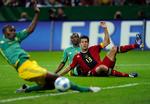 Ønskemodstander. Det er ikke tyske Michael Ballack (i rødt), som Danmark forhåbentlig trækker på fredag. Men de to modstandere i grønt fra Sydafrika. Arkivfoto. 