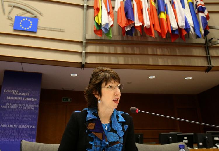 Grillet. EU-udenrigschef. Baronesse Catherine Ashton besvarede i dag cirka 150-200 spørgsmål fra Europaparlamentets medlemmer. Høringen begynder først til januar. 