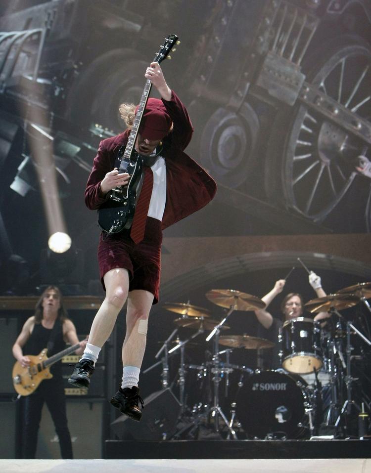 Riffmestrene. AC/DC står både hos politiken.dk's læsere og MusicRadar.com's brugere sammen med Led Zeppelin som de ubestridte mestre udi riffmageri. Men er det også australierne, der har lavet det bedste? 