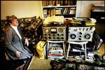 85år. Else Marie Pade har trods et meget simpelt udstyr komponeret elektronisk musik, der har duperet en og anden ung dj eller musiker. Her ses hun ved sin  båndoptager og  tonegenerator. Foto: Martin Zakora 