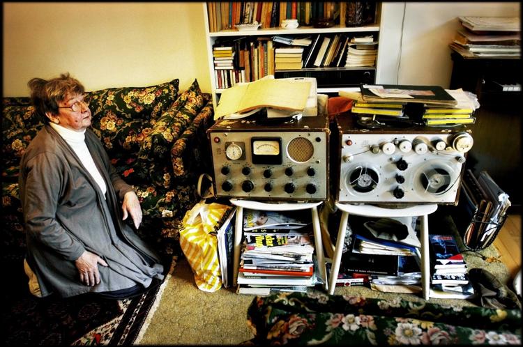 85år. Else Marie Pade har trods et meget simpelt udstyr komponeret elektronisk musik, der har duperet en og anden ung dj eller musiker. Her ses hun ved sin  båndoptager og  tonegenerator. Foto: Martin Zakora 