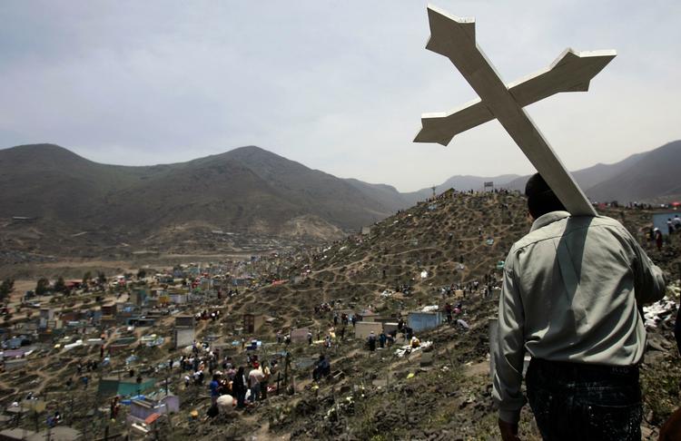 Legender. Peru er et land fyldt med myter, legender og gamle ritualer. Nu peger alt på, at politiet har misbrugt en gammel legende til at dække over egne mangler. Billedet er taget på De Dødes Dag på en kirkegård i Lima. 