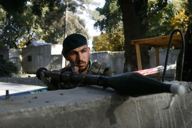 Sikkerhed. En afghansk soldat bevæbnet med en RPG-raket i Jalalabad øst for Kabul. 