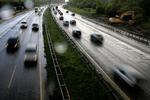 TRÆNGSEL. Hvis der bliver mere plads på vejene, kommer der flere bilister, der dermed vælger toget fra, mener trafikforsker. 
