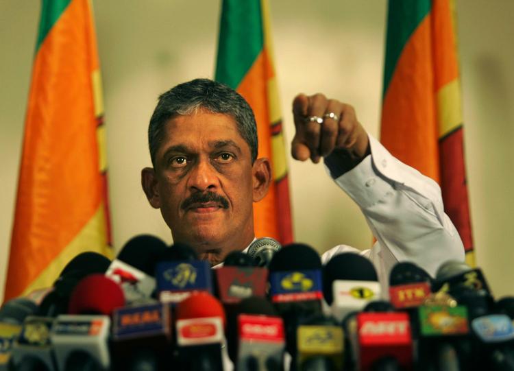 Den tidligere hærchef Sarath Fonseka svarer på spørgsmål fra journalister ved ved et pressemøde. Han blev kendt verden over, da han overlevede et attentatforsøg i 2006 fra en selvmodsbomber. 