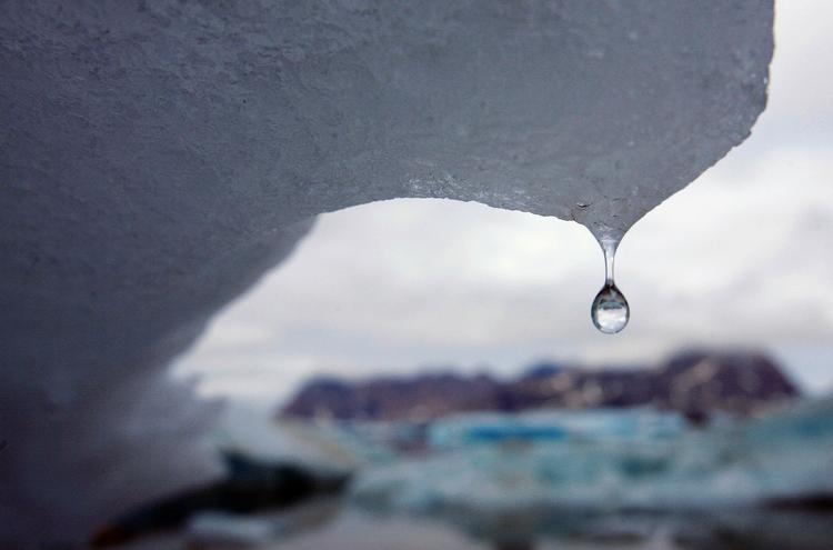 Smeltefare. Lige om lidt går det for alvor løs i København, når toppolitikere fra hele verden skal forsøge at lande en international klimaaftale. Men det kommer til at koste, hvis ikke smeltehastigheden her på Grønland skal tage til. 