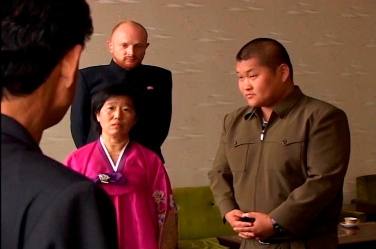 Mads Brügger og Simon Jul er her kommet i audiens hos Kim Jong-Ils protokolchef. Foto: DR. 