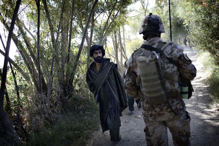 Retræte. Forsvarsministeren vil have soldaterne væk fra de fremskudte baser i Helmand. 