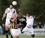 hjemtur. Danny Califf kommer højest i en luftduel for FC Midjylland. Nu vender forsvareren hjem til USA. Arkivfoto. 