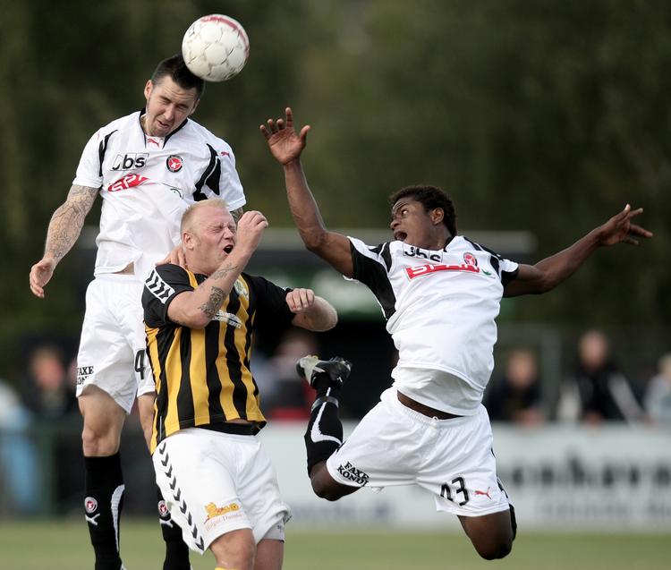 hjemtur. Danny Califf kommer højest i en luftduel for FC Midjylland. Nu vender forsvareren hjem til USA. Arkivfoto. 