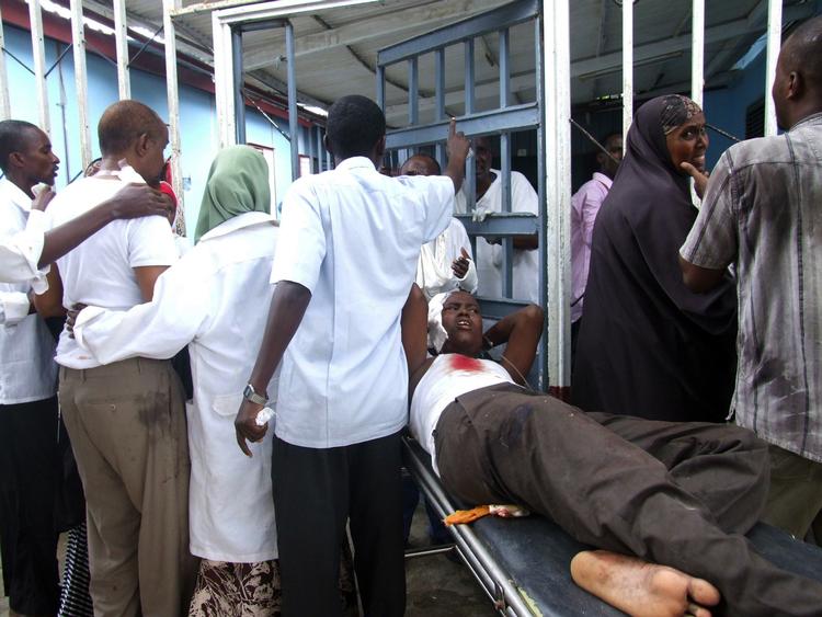 Selvmordsbombe. Reuters' fotograf  Omar Faruk ligger på en båre, efter at han blev såret af bomben i Mogadishu. 