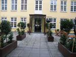 Hvad der tidligere hed Sundhedshuset, og hvor Søren Ventegodt havde sin meget omtalte Klinik for Holistisk Medicin, er der nu en irsk restaurant i to planer. 