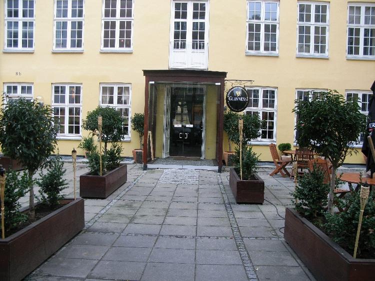 Hvad der tidligere hed Sundhedshuset, og hvor Søren Ventegodt havde sin meget omtalte Klinik for Holistisk Medicin, er der nu en irsk restaurant i to planer. 