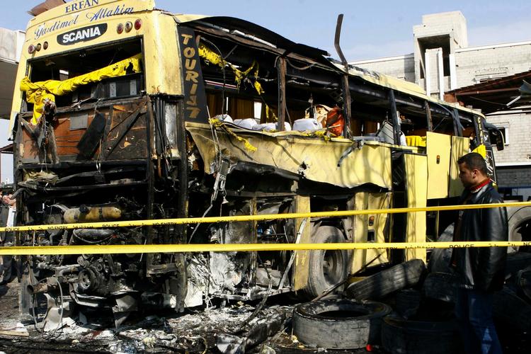 Eksplosion. Tre omkom, da en bus udbrændte efter at et dæk var eksploderet på en tankstation i Syriens hovedstad Damaskus. 