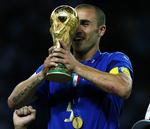 2006. Fabio Cannavaro løfter VM-trofæet efter Italiens dramatiske sejr i Berlin over Frankrig. 