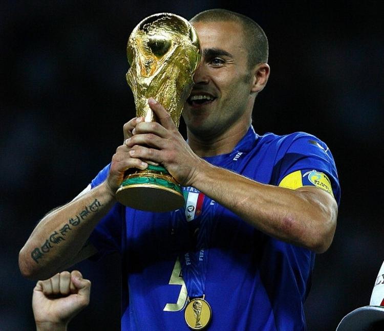 2006. Fabio Cannavaro løfter VM-trofæet efter Italiens dramatiske sejr i Berlin over Frankrig. 