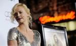 Spasmager. Charlize Theron er vært ved VM-lodtræknngen fredag aften kl. 18. 