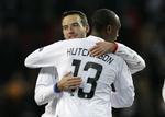 Farvel. Niclas Jensen får et kram af Atiba Hutchinson efter 2-0-sejren over Cluj, som var backens sidste optræden i Parken. 