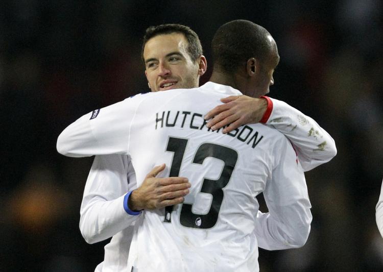 Farvel. Niclas Jensen får et kram af Atiba Hutchinson efter 2-0-sejren over Cluj, som var backens sidste optræden i Parken. 