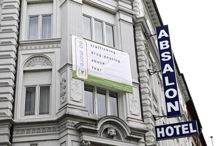 Opråb. Facaden på flere Vesterbro-hoteller prydes af et budskab om at gøre noget ved menneskehandlen på Vesterbro. 