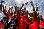 kultursammenstød. Børn modtager Fifas repræsentanter før et møde på Robben Island, Sydafrika, i går. Lodtrækningen i aften kommer nok mere til at ligne et glat Hollywood-show. 