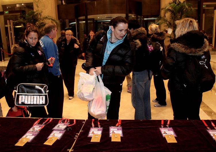 tilskuermangel. Det danske hold ankommer til hotellet i Wuxi, Kina, hvor kvinderne lørdag klokken 14.00 åbner med en kamp i en hal uden mange tilskuere. 