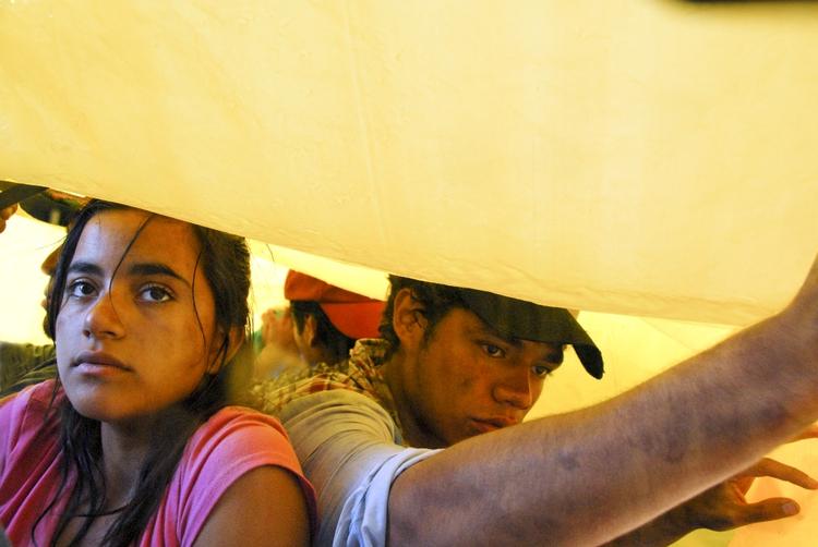 Emigrantliv. I hvert fald i ly for regnen på taget af et godstog går turen nordpå igennem Mexico for Sayra og hendes far. Foto: SandrewMetronome 