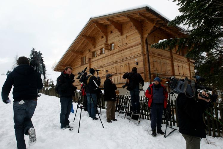 Ventetid. Pressefolkene har taget opstilling foran Polanskis træhytte i Gstaad. 