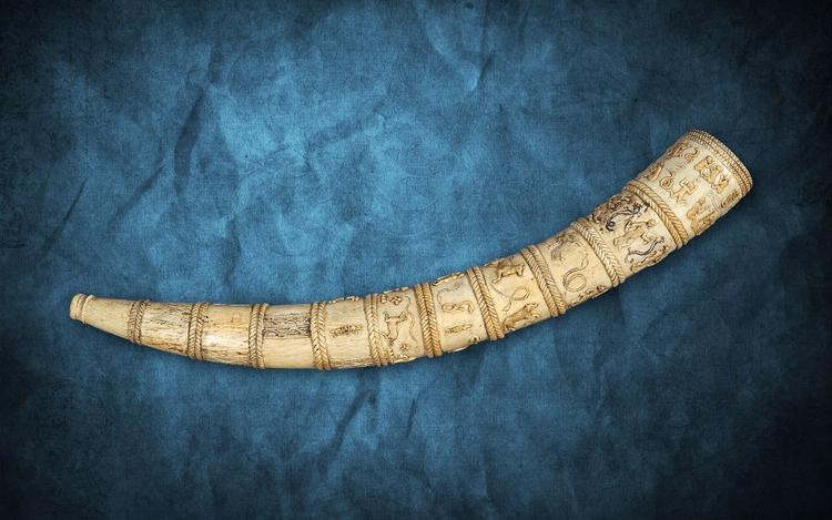 Stødtand. Kopien af guldhornet er skåret ud af gyldent elfenben. 