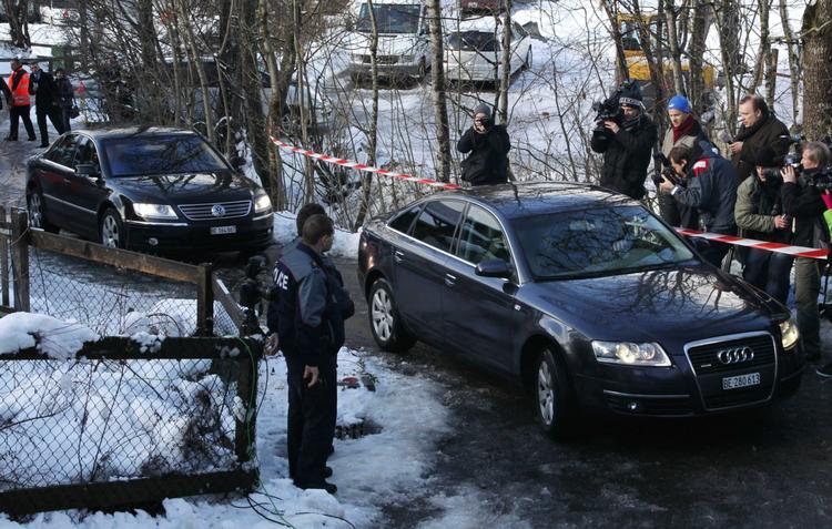 Eskorte. Pressefolkene har taget opstilling ved alpehytten i Gstaad, hvor Polanski skal sidde i  husarrest. 