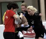 ude. Med en overrevet akillessene er Danmarks playmaker, Lærke Møller, allerede færdig ved VM i Kina, før det er begyndt. Her bæres den skadede playmaker fra træningsbanen. 